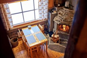 an overhead view of a dining room with a table and a fireplace at Ski-inn kelohuoneisto Pyhätunturissa in Pelkosenniemi