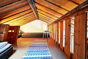 Habitación con techo de madera y alfombra en el suelo en Ski-inn kelohuoneisto Pyhätunturissa, en Pelkosenniemi
