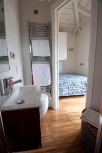 een badkamer met een wastafel en een bed in een kamer bij Torre Antica - Lombardia, Italy in Lovere