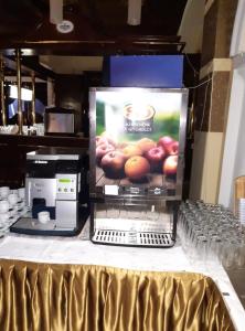 een tafel met een laptop op een display van appels bij Fiume Hotel in Békéscsaba