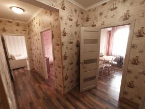 een kamer met een deur en een eetkamer met behang bij Элегантная двухкомнатная квартира в центре in Novorossiejsk