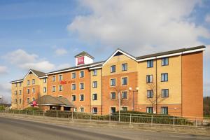 ein großes Backsteingebäude an der Seite einer Straße in der Unterkunft ibis Chesterfield Centre – Market Town in Chesterfield