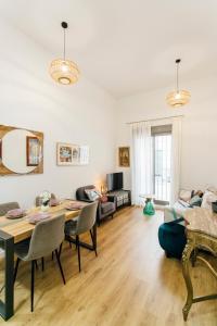 sala de estar con mesa y sofá en Modern with swimming pool- 1Bd 1Bth- Goyeneta, en Sevilla