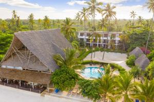 z góry widok na ośrodek z basenem i palmami w obiekcie Zanzibar Magic Boutique Hotel w mieście Matemwe