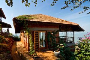 En hage utenfor SaffronStays Villa 270, Dapoli