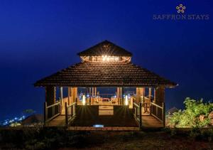 Tòa nhà nơi biệt thự tọa lạc