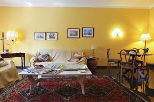 a living room with a couch and a coffee table at Il Giardino Sul Lago in Viverone