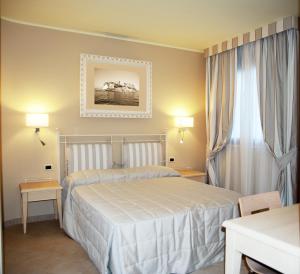 a hotel room with a bed and a window at La Casa di Gino in San Nicola