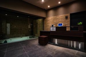 uma casa de banho com uma banheira e um balcão para computador portátil. em Randor Hotel Sapporo Suites em Sapporo