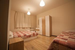 1 dormitorio con 2 camas y vestidor en Апартамент ГАЛИ, en Pleven