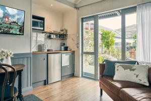 Dunstan Times في كلايد: غرفة معيشة مع أريكة ومطبخ