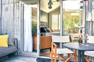 een kamer met een balkon met een tafel en een slaapkamer bij Dunstan Times in Clyde