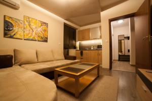 普列文Апартамент ИЦИ的客厅里有一张沙发和一张桌子。