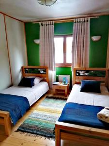 two beds in a room with green walls at LVM tūrisma un atpūtas centrs "Ezernieki" in Meirāni +37 photos