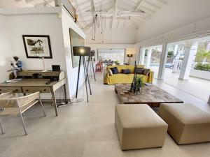 ein Wohnzimmer mit einem Sofa und einem Tisch in der Unterkunft Villa Casa Sand, luxury, 5 min walk from Anse Marcel beach in Anse Marcel 