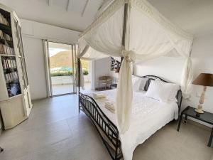 Tempat tidur dalam kamar di Villa Casa Sand, luxury, 5 min walk from Anse Marcel beach