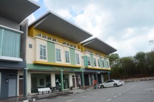 un coche aparcado frente a un edificio en Doris Hotel, en Melaka