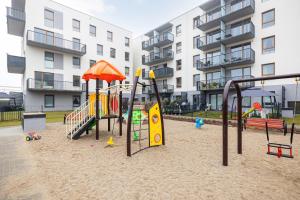 Ο χώρος παιχνιδιού για παιδιά στο Jantar Apartamenty - Osiedle Bursztynowe III