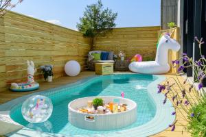 una piscina en el patio trasero con una piscina de juguete con un caballo en Villa Le Ballon Bleu, en Wujie