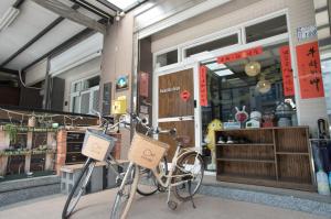 台東市的住宿－波尼多小旅宿 bonito inn，停在商店前的自行车