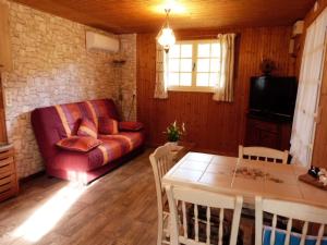 a living room with a couch and a table at Gîte Les Hortensias in Vaas