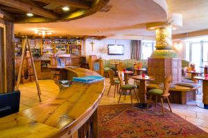 TV a/nebo společenská místnost v ubytování Hotel Bellevue