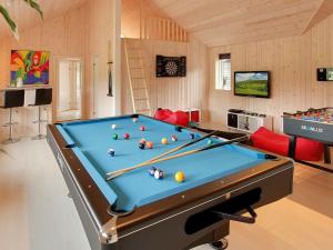 una mesa de billar con pelotas en una habitación en 18 person holiday home in Tranek r, en Hou