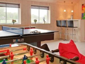 Habitación con mesa de ping pong y billar en 18 person holiday home in Tranek r, en Hou
