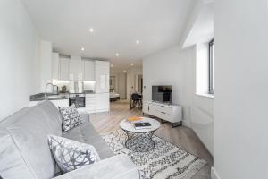 ein Wohnzimmer mit einem Sofa und einem Tisch in der Unterkunft Seven Living Residences Solihull - Close to NEC & BHX - Free Parking in Solihull