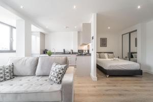 ein Wohnzimmer mit einem Sofa und einem Bett in der Unterkunft Seven Living Residences Solihull - Close to NEC & BHX - Free Parking in Solihull