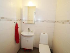 雅夫索的住宿－Condis Lägenheten，白色的浴室设有卫生间和水槽。