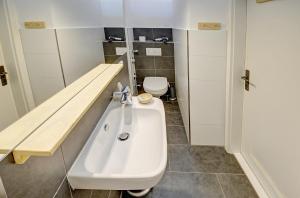 Koupelna v ubytování fewo1846 - Am Südermarkt - familienfreundliche Wohnung im Stadtzentrum + 12 fotografií