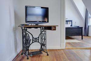 TV a/nebo společenská místnost v ubytování fewo1846 - An der Galerie - komfortables Apartment im 2 OG mitten im Stadtzentrum + 8 fotografií