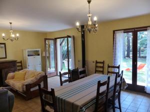 jadalnia ze stołem i kanapą w obiekcie Villa Paloma Pour 8 Personnes w mieście Soorts-Hossegor