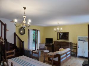 奧瑟戈爾的住宿－Villa Paloma Pour 8 Personnes，客厅配有沙发和桌子