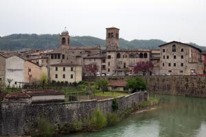 vistas a una ciudad con río y edificios en Palazzo Santinelli en SantʼAngelo in Vado