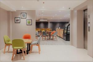 - une salle à manger avec une table et des chaises dans l'établissement Hotel Inigo, à Legazpi