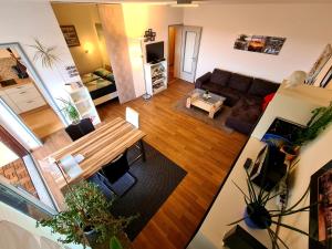 - Vistas aéreas a la sala de estar con sofá en 1,5 Zimmer Apartments mit traumhafter Aussicht, en Bad Kissingen