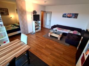 een woonkamer met een bank en een tafel bij 1,5 Zimmer Apartments mit traumhafter Aussicht in Bad Kissingen +21 foto's