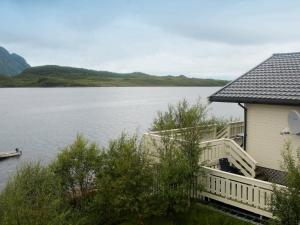 uma casa com vista para um lago em 5 person holiday home in Laukvik em Laukvik