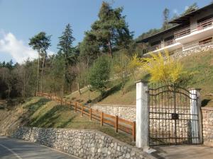 une porte sur un mur en pierre à côté d'une route dans l'établissement Casa Ambra, à Ledro
