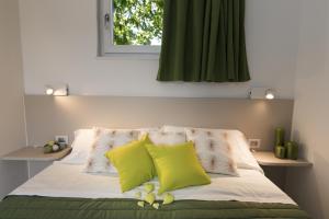 Een bed of bedden in een kamer bij Piani di Clodia Holidaypark
