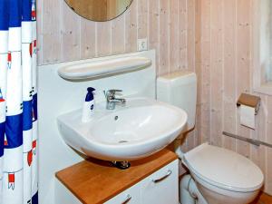 ein Bad mit einem Waschbecken und einem WC in der Unterkunft Two-Bedroom Holiday home in Gelting 3 in Gelting