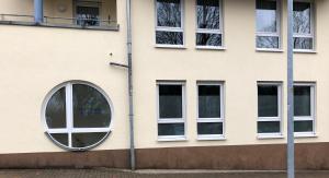 un edificio con una ventana redonda en su lateral en Gästewohnung BenjaroS, en Chemnitz