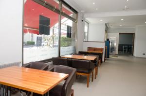 A seating area at Hotel Carlos 96