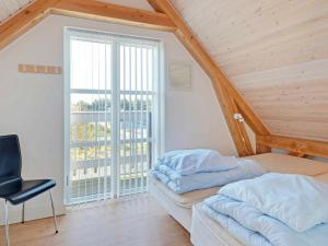 Giường trong phòng chung tại 4 person holiday home in Blåvand