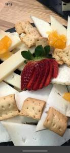 une assiette de fromage et de fruits sur une table dans l'établissement MASIA MAS DE LA CREU, à Valderrobres