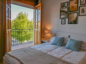 ein Schlafzimmer mit einem Bett und einem Balkon in der Unterkunft Villa Ricardo in Fornes
