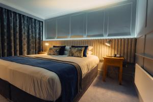 1 dormitorio con 1 cama grande y armarios azules en Hotel Imperial Dundalk, en Dundalk