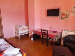 a small room with a table and a crib at La Boheme Hotel in Turin